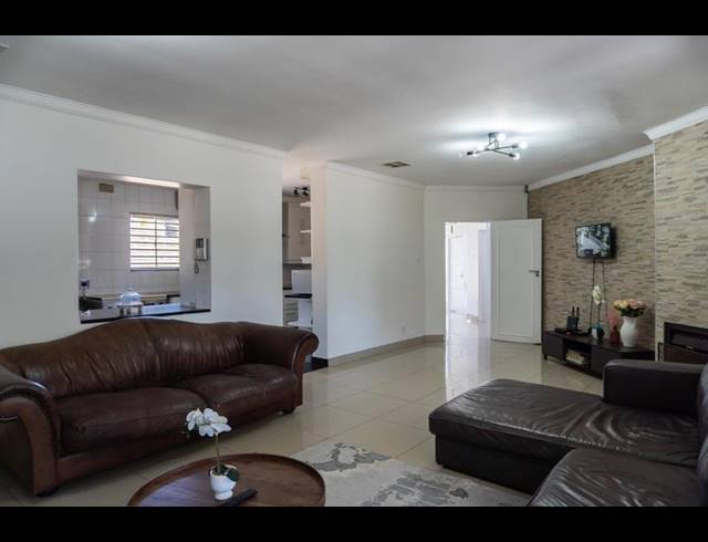 6 BEDROOM HOUSE FOR SALE IN PLATTEKLOOF